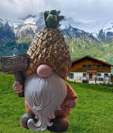 Wichtel mit Willkommens Schild Wichtel mit Schild